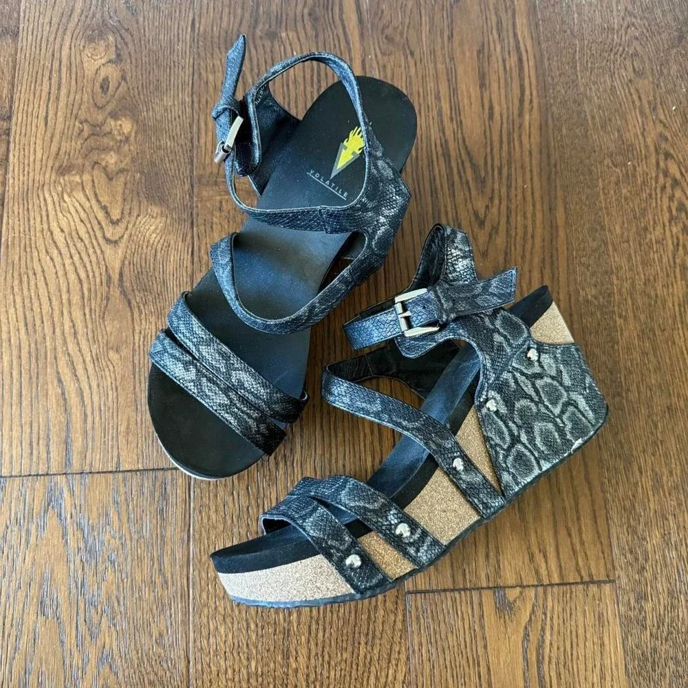 Volatile black platform